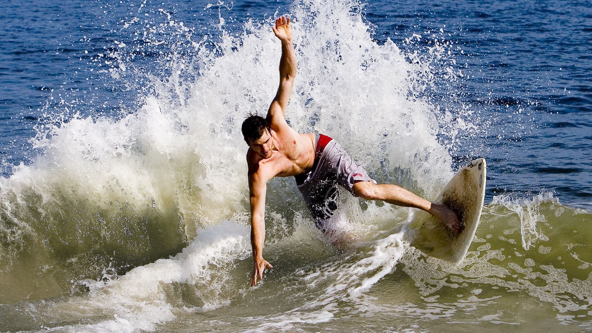 “英超争冠大战：悬念持续，冠军归属未定”，英超争冠2021